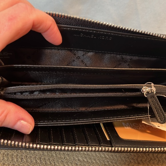 Michael Kors NWT Wallet/wristlet - Picture 8 of 8